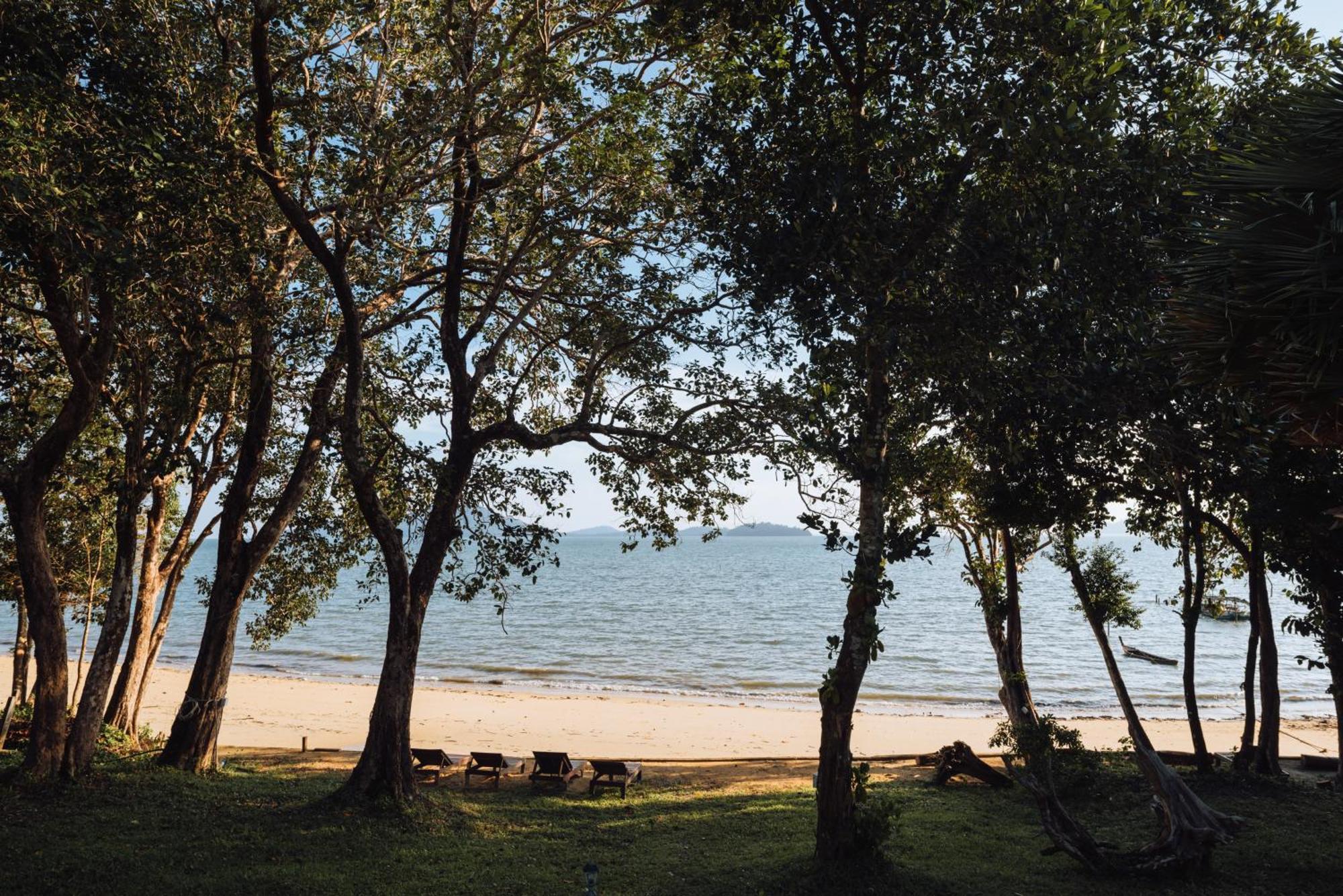 Phayamas Private Beach Resort And Island Brew - Adults Only Koh Phayam Buitenkant foto