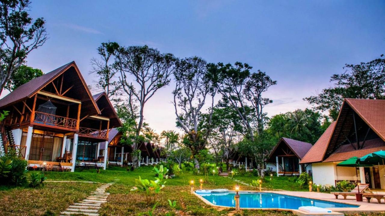 Phayamas Private Beach Resort And Island Brew - Adults Only Koh Phayam Buitenkant foto